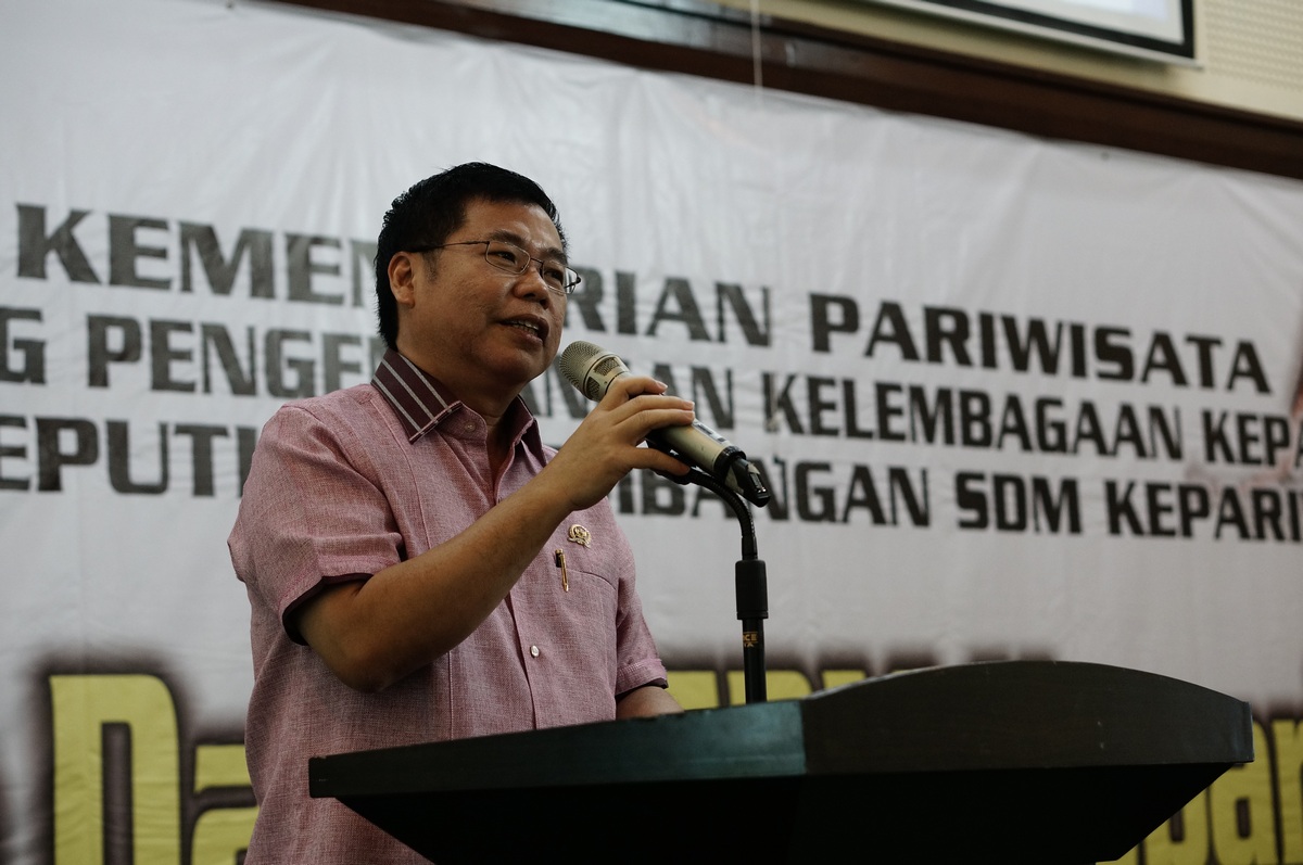 Bapak Sofyan Tan memberikan pengarahan tentang cara mengembangkan kepariwisataan di Medan